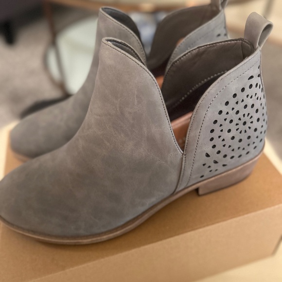 Vepose Women's Ankle Cutout Booties - Picture 6 of 7